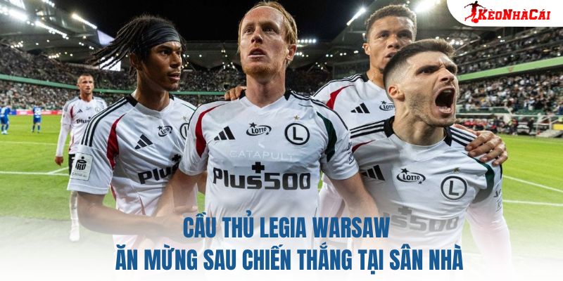 Cầu thủ Legia Warsaw ăn mừng sau chiến thắng tại sân nhà