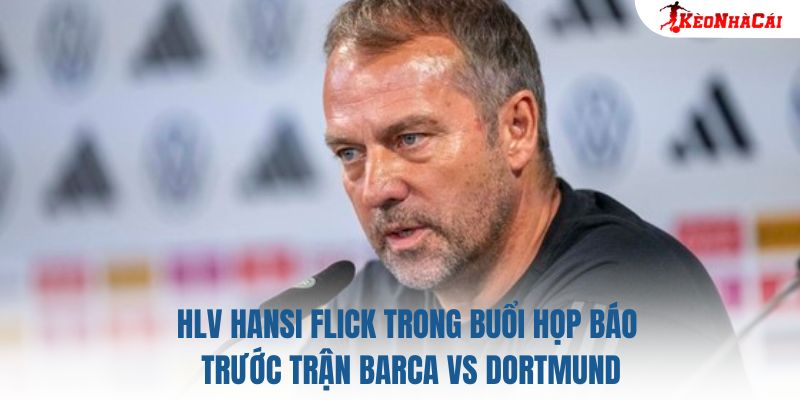 HLV Hansi Flick trong buổi họp báo trước trận Barca vs Dortmund
