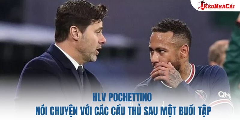 HLV Pochettino nói chuyện với các cầu thủ sau một buổi tập