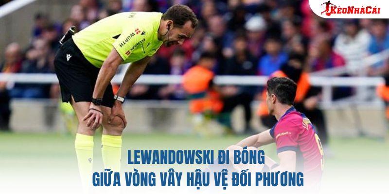 Lewandowski đi bóng giữa vòng vây hậu vệ đối phương