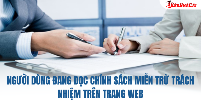 Người dùng đang đọc chính sách miễn trừ trách nhiệm trên trang web